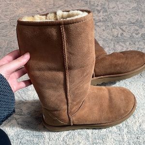 Size 8 ugg shoes - barely worn